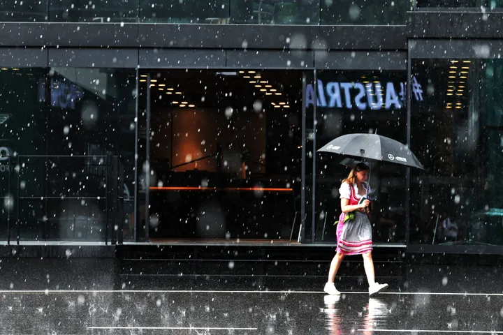 Regenachtige dag in de F1-paddock