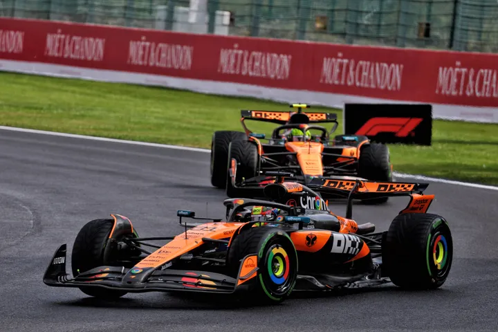 Piastri en Norris tijdens de eerste ronden van de race