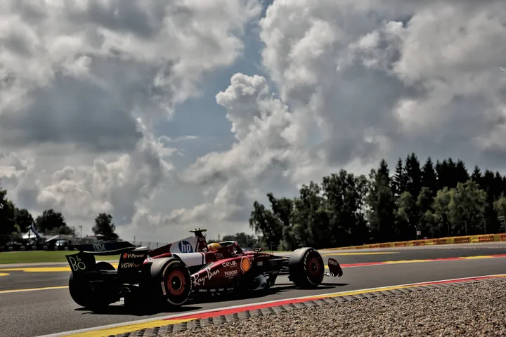 Lewis Hamilton rijdt met de SF-25 in Spa