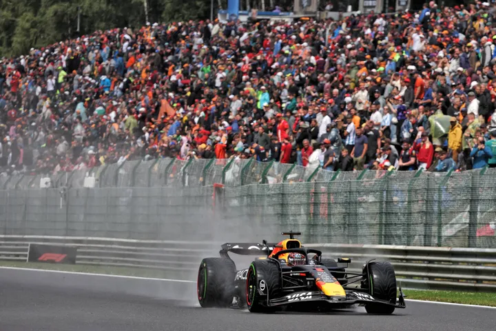 Max Verstappen rijdt in de regen in Spa-Francorchamps