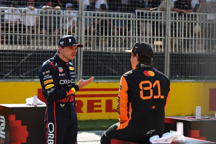 max verstappen in gesprek met oscar piastri
