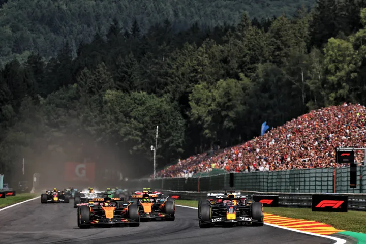 Max Verstappen passeert Piastri in België