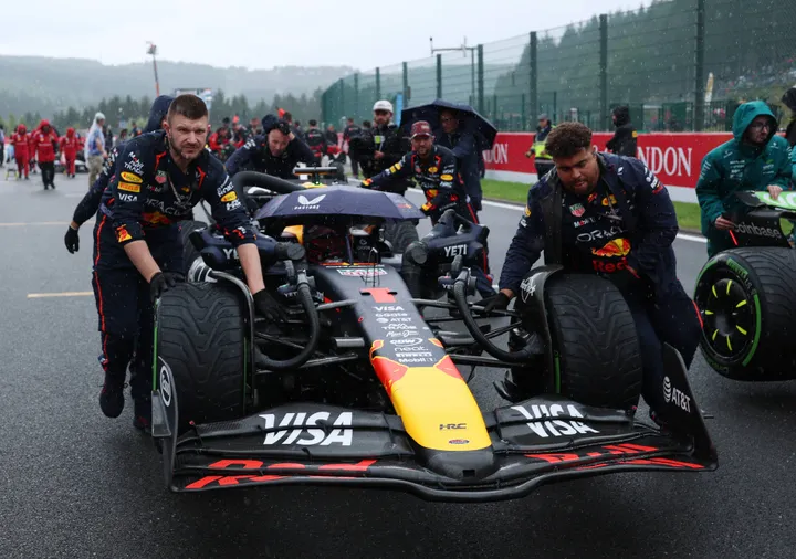 Max Verstappen op de natte grid - Red Bull Contentpool