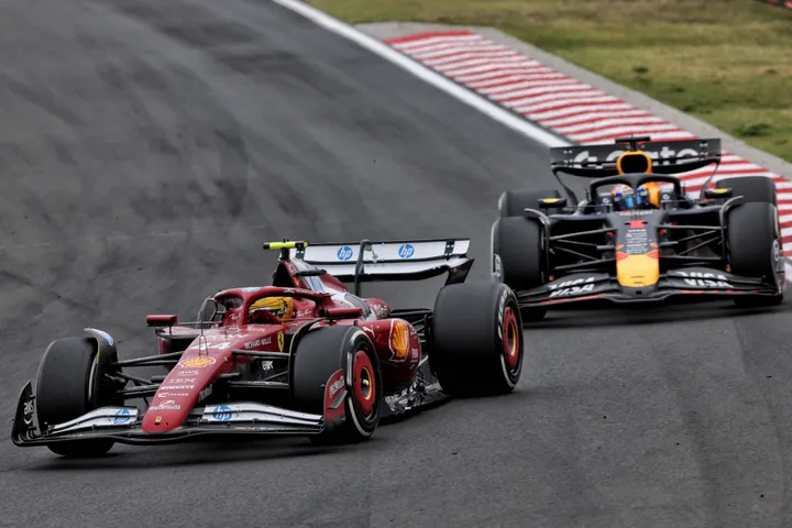Hamilton strijdend tegen Verstappen bij de Hongaarse GP