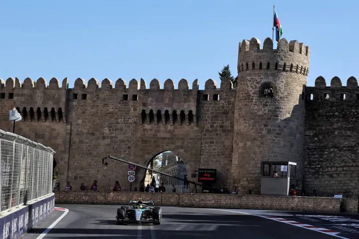 Aston Martin im Stadtkurs Baku 2024