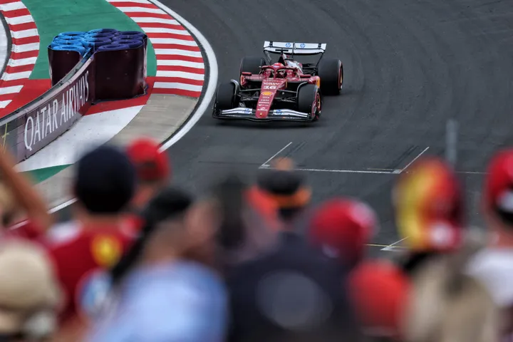 Charles Leclerc op de baan in Hongarije