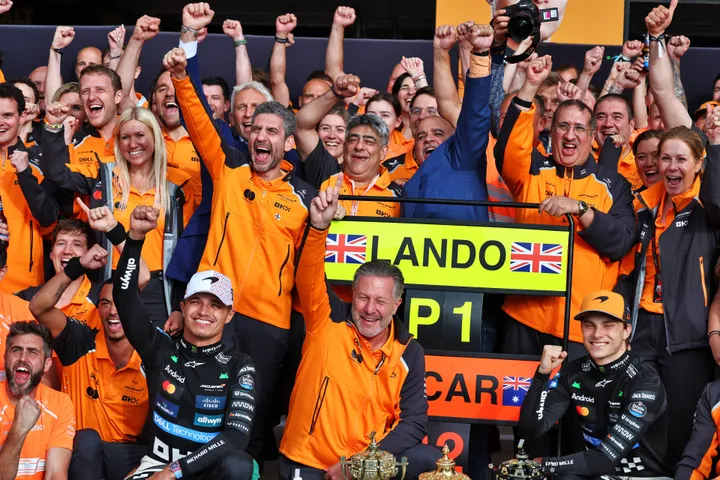 Zak Brown viert het succes in Hongarije met Lando Norris en Oscar Piastri