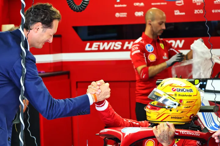 John Elkann met Lewis Hamilton