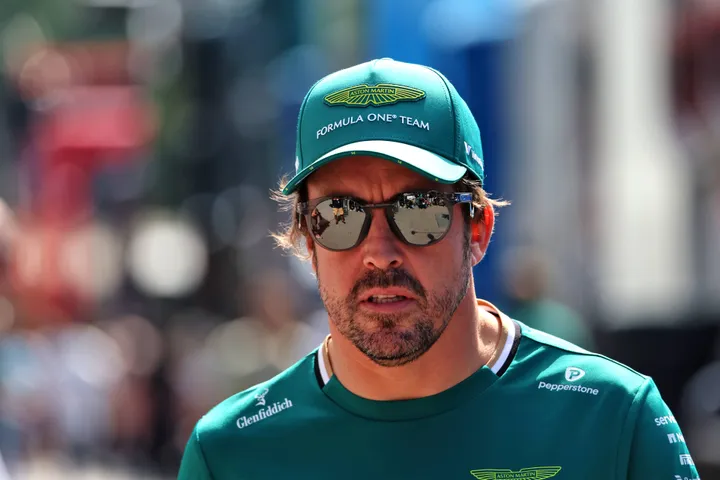 Alonso beim Spaziergang im Fahrerlager von Monza @RacePictures