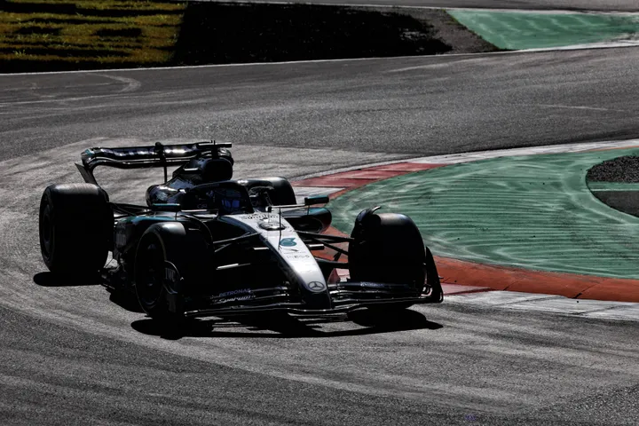 George Russell op de baan in Italië
