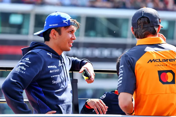 Alex Albon enthüllte seine größte Lektion aus der Teamarbeit mit Max Verstappen. Foto: Race Pictures