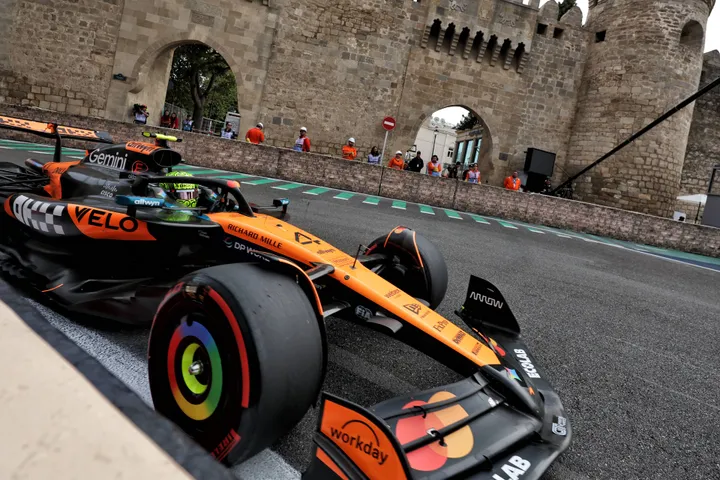 Lando Norris in FP3-Aktion in Baku | Foto: Rennbilder