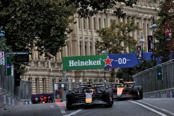 Max Verstappen in Aktion in Baku, der dann seinen zweiten Sieg in ebenso vielen Rennen holt | Foto: Racepictures