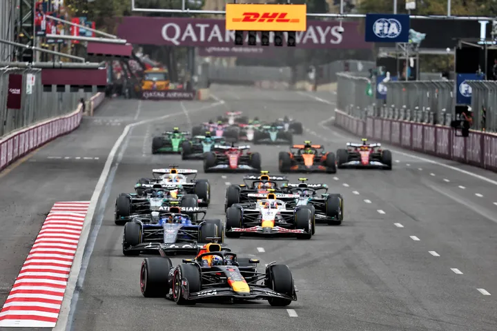 verstappen-azerbaijan-grand-prix-McLaren-russell-oscar-iastri-lando-norris