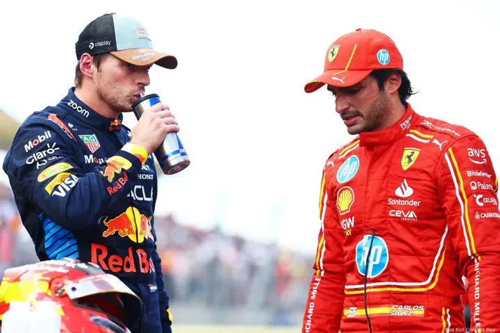 Carlos Sainz und Max Verstappen während seiner Zeit bei Ferrari. Foto: Race Pictures.