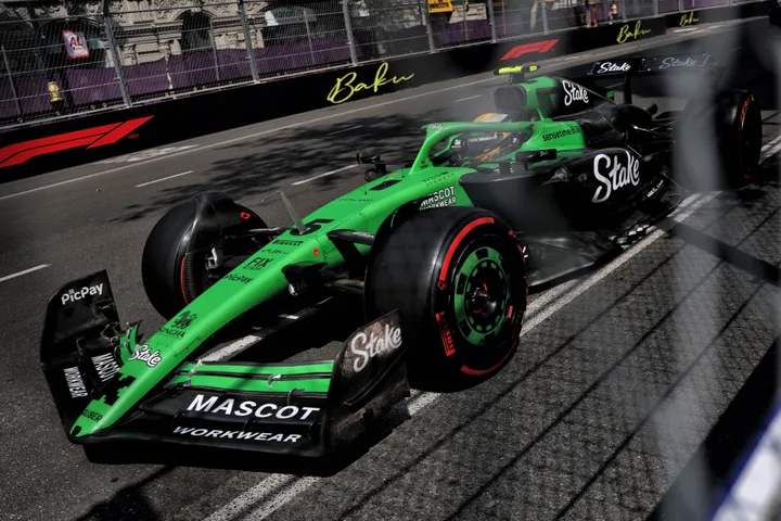 Bortoleto in Aktion im FP1 beim Azerbaijan GP - Foto: Renndarstellungen