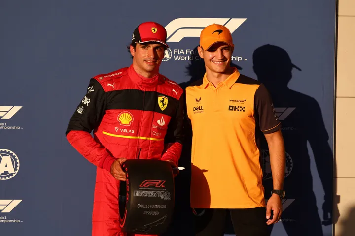 Carlos Sainz nimmt den Pirelli Pole Position Award von Alex Palou entgegen. Foto: RacePictures