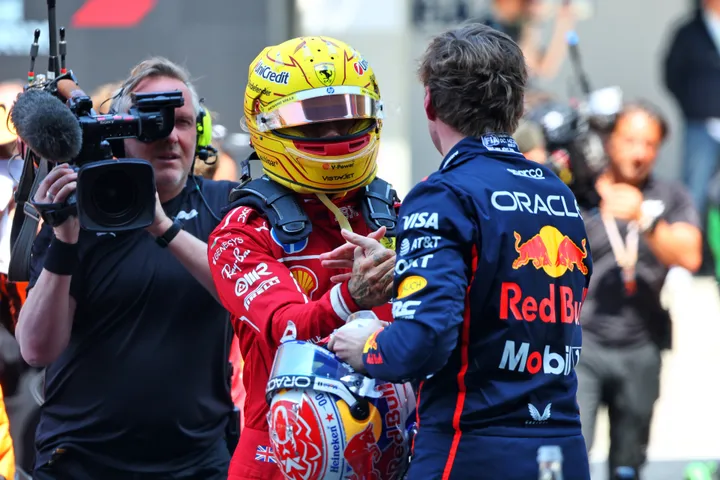 Hamilton gibt Verstappen die Hand nach dem Sprint in China - Foto: Race Pictures
