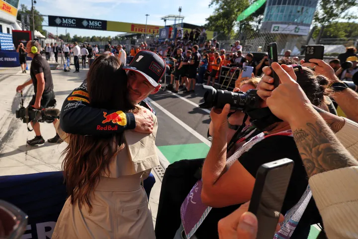 Kelly Piquet geeft Max Verstappen een knuffel in Monza 2025