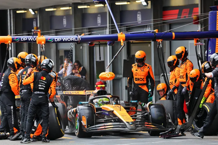 Lando Norris hat an den letzten beiden Rennwochenenden jeweils zwei langsame Stopps gehabt. Foto von RacePictures.