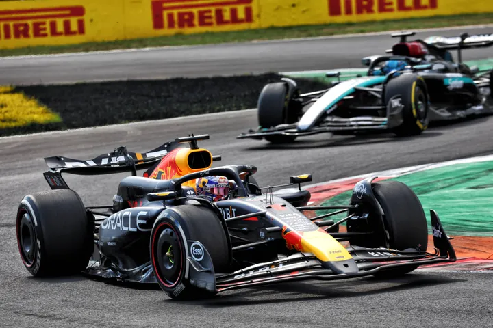 Verstappen achtervolgd door Russell in de Italiaanse Grand Prix van 2024&nbsp;