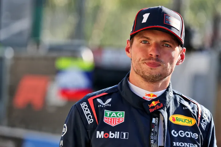 Max Verstappen schlendert durch das F1-Fahrerlager