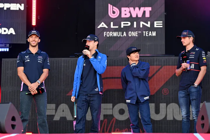 Max Verstappen met Tsunoda, Colapinto en Gasly op podium Monza