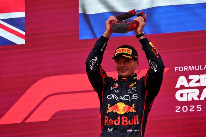 Max Verstappen lächelt nach dem Gewinn des Baku GP. Foto: Racepictures