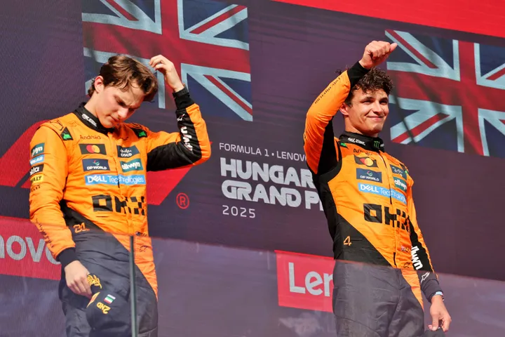 Oscar Piastri und Lando Norris auf dem Podium während des Großen Preises von Ungarn. Foto: Rennbilder