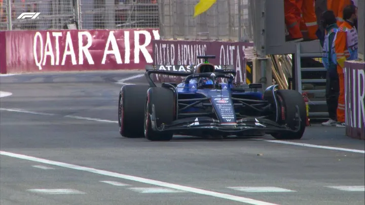 Alex Albon hat seinen Williams FW47 im Qualifying in Baku zerstört. Foto:_ Race Pictures.