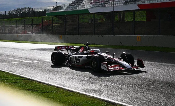Hinchcliffe fährt Haas VF-23 in Mugello - Haas F1 Team