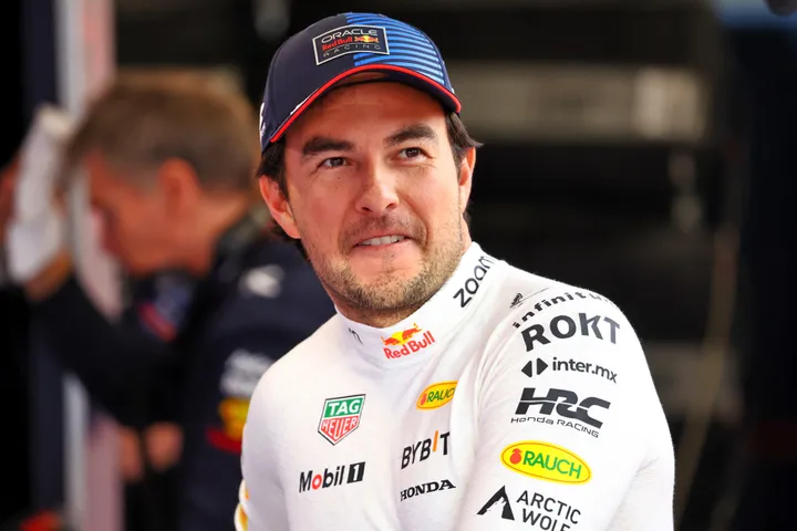 Sergio Perez in der Red-Bull-Garage – Foto: Race Pictures