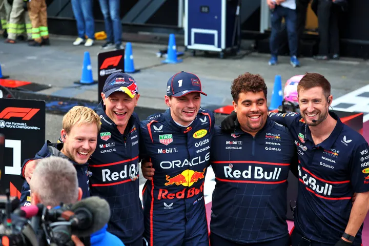 Max Verstappen und die Mitglieder des Red Bull Teams feiern die Pole Position beim Großen Preis von Aserbaidschan. Foto: RacePictures