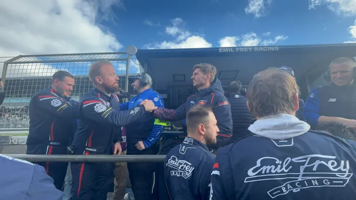 Verstappen feiert den Sieg auf der Nordschleife - Foto: GPblog