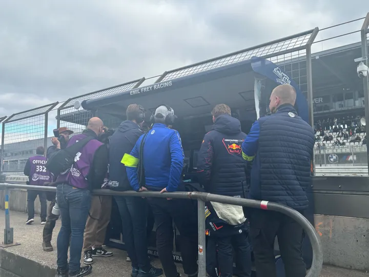 Max Verstappen an der Boxenmauer - Foto: GPblog