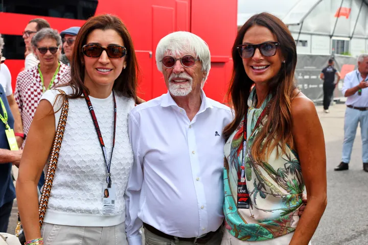 Bernie Ecclestone mit Ehefrau Fabiana Flosi und Silvia Domenicali beim italienischen Grand Prix 2024 - Foto: Race Pictures