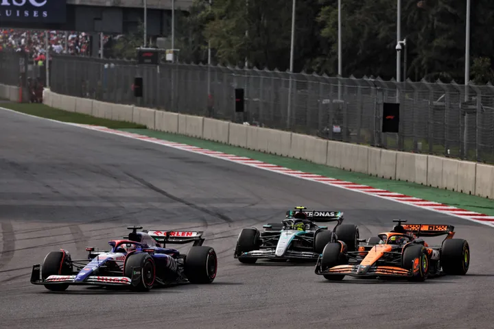 Liam Lawson, Oscar Piastri und Lewis Hamilton während des Großen Preises von Mexiko 2024 - Foto: Race Pictures