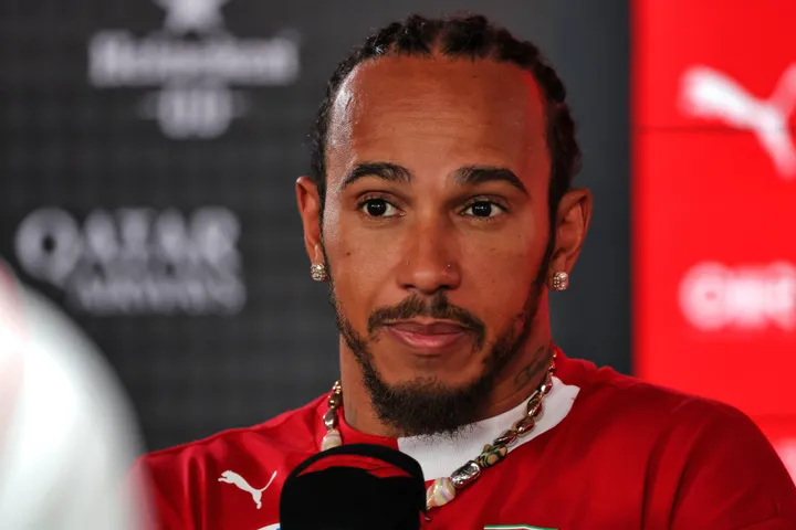 Lewis Hamilton spricht mit den Medien in Baku - Foto: Race Pictures