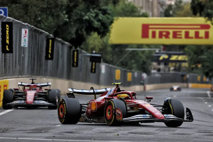 Lewis Hamilton und Charles Leclerc während des Großen Preises von Aserbaidschan – Foto: Race Pictures