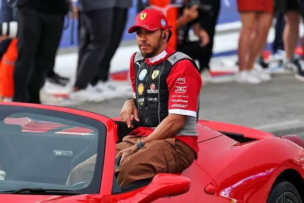 Lewis Hamilton während des Singapore GP - Foto: Race Pictures