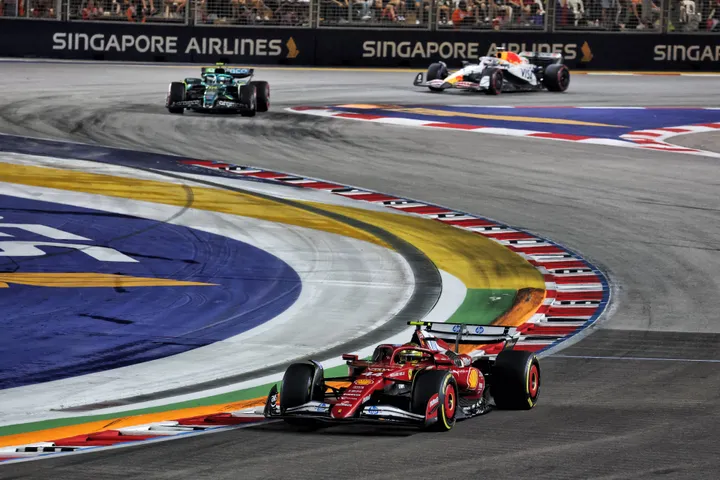 Lewis Hamilton während des Großen Preises von Singapur - Foto: Race Pictures