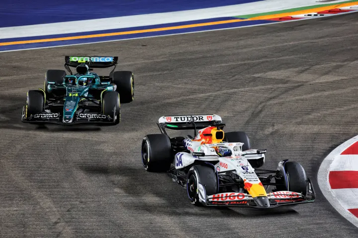 Fernando Alonso und Isack Hadjar im Kampf beim Grand Prix von Singapur - Foto: Race Pictures