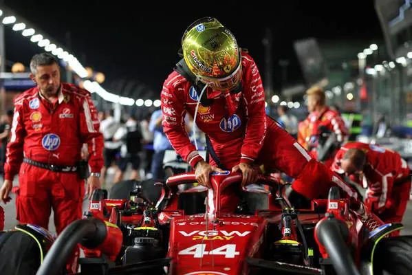 Lewis Hamilton in beim Singapur GP - Foto: Race Pictures