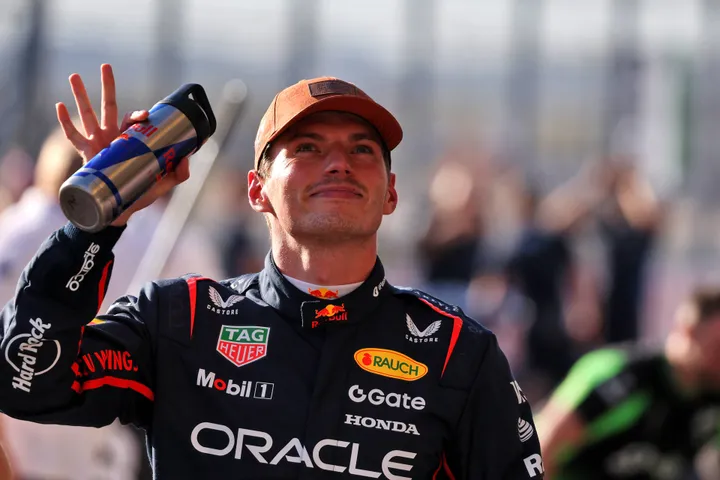 Max Verstappen feiert die Sprint-Pole in Austin - Foto: Race Pictures
