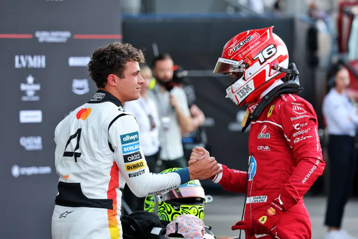 Lando Norris (GBR) McLaren feiert seine Pole-Position im Parc Fermé nach dem Qualifying mit dem zweitplatzierten Charles Leclerc (MON) Ferrari - Foto: Race Pictures
