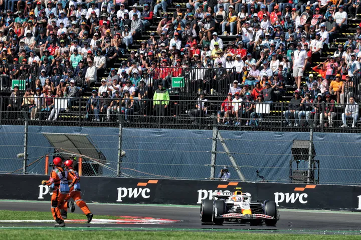 Liam Lawsons Beinahe-Kollision mit den Streckenposten beim Großen Preis von Mexiko-Stadt – Foto: Race Pictures