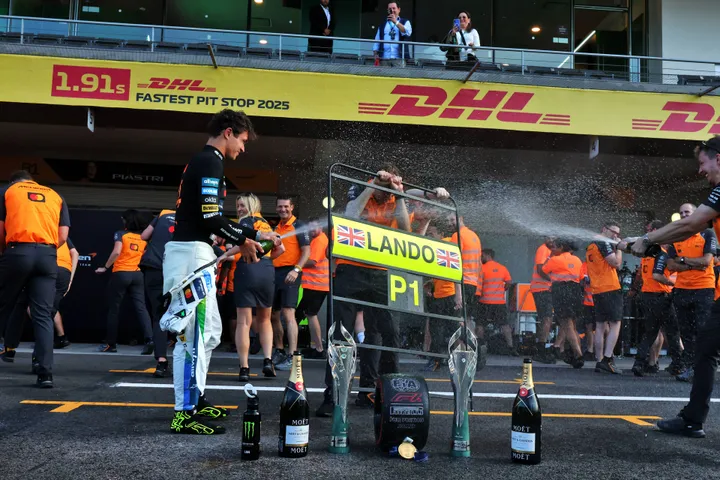 Lando Norris feiert nach seinem Sieg beim Großen Preis von Mexiko-Stadt – Foto: Race Pictures