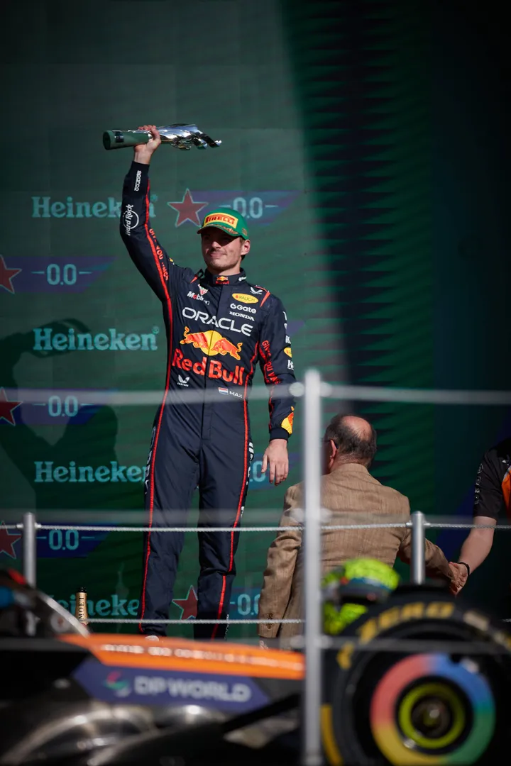 Max Verstappen auf dem Podium beim Großen Preis von Mexiko-Stadt – Foto: Race Pictures