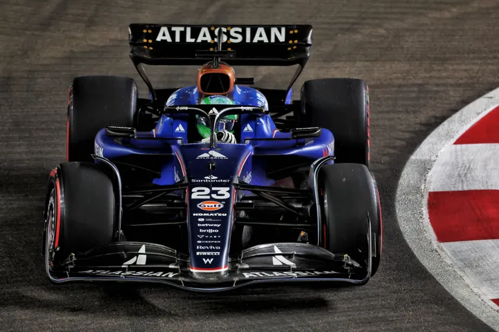 Alex Albon liegt derzeit mit 70 Punkten auf P8 in der Fahrerwertung, nur 18 Punkte hinter dem Mercedes von Kimi Antonelli - Foto: Racepictures&nbsp;