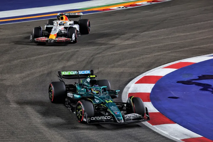 Alonso fährt das Aston Martin Auto in Singapur - Foto: Race Pictures